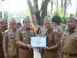 Wali Kota Wahdi Serahkan Penghargaan Kepatuhan dan ASN Terbaik dalam Apel Mingguan